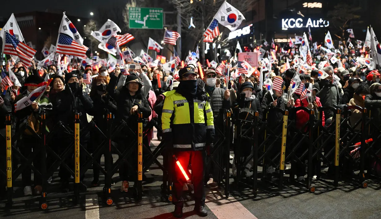 Persidangan pidana dan pemakzulan Yoon Suk Yeol pun terus berlanjut menyusul pemberlakuan darurat militer yang singkat pada 3 Desember 2024. (Jung Yeon-je/AFP)