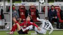 Striker Bayer Leverkusen, Moussa Diaby, berebut bola dengan pemain Freigurg pada laga pekan ke-29 Bundesliga 2019/20 di Schwarzwald-Stadion, Sabtu (30/5/2020) dini hari WIB. Leverkusen menang 1-0 atas Freiburg. (AFP/Ronald Wittek/pool)
