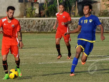 Stefano Lilipaly (kiri) ikut dalam laga uji coba melawan Cilegon United di Depok, Jawa Barat, Rabu (14/1/2015).  (Liputan6.com/Miftahul Hayat)