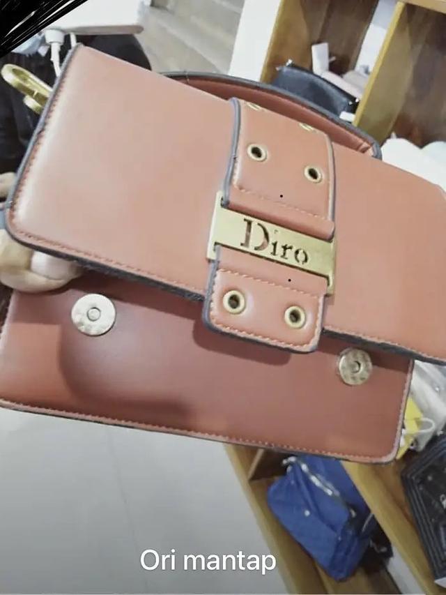 7 Tas KW Pelesetan Merek Terkenal Ini Namanya Kocak Banget