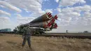 Petugas saat berjaga disekitaran pesawat luar angkasa Soyuz TMA - 18M yang akan diangkut dari tempat perakitan di kosmodrom Baikonur, Kazakhstan, Senin (31/8/2015). Soyuz akan dijadwalkan lepas landas pada dua September 2015. (REUTERS/Shamil Zhumatov)