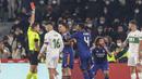 Pada menit ke-102, Real Madrid harus kehilangan Marcelo yang diganjar kartu merah usai menghentikan laju Tete Morente yang berpeluang mencetak gol. (AP/Alberto Saiz)