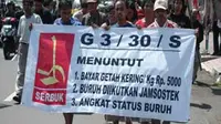 Demo buruh menjelang peringatan hari Buruh Internasional 1 Mei dengan tuntutan pengangkatan buruh kontrak menjadi karyawan tetap di kantor Perusahaan Daerah Perkebunan (PDP) Jember, Jatim. (Antara)