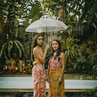 Widi Mulia dan sang putri Widuri yang telah beranjak dewasa. Keduanya berfoto dibalut wastra, yaitu outfit bercorak batik yang elegan dan menawan. [Foto: Instagram/widimulia]