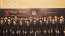Para pemain Timnas Indonesia U-22 foto bersama menggunakan pakaian resmi mereka. Brodo Indonesia dan Wong Hang Tailor merupakan dua produk lokal yang memiliki kualitas terbaik. (Bola.com/Vitalis Yogi Trisna)