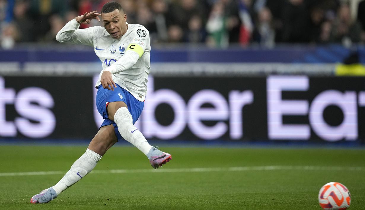 Pemain Timnas Prancis, Kylian Mbappe (kiri) mencetak gol ketiga timnya ke gawang Timnas Belanda pada laga Grup B Kualifikasi Euro 2024 yang berlangsung di Stade de France, Sabtu (25/03/2023) WIB. Les Bleus menang dengan skor 4-0. (AP Photo/Christophe Ena)