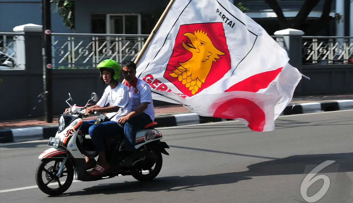 Sebuah bendera Partai Gerindra dibawa oleh salah seorang pengendara saat konvoi 'kemenangan' Prabowo-Hatta di sekitar Tugu Proklamasi, Jakarta, Kamis (10/9/2014) (Liputan6.com/Johan Tallo)
