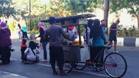 Kue buroncong atau pancong, penganan khas Bugis-Makassar diserbu warga yang memadati area Car Free Day (CFD) di Pantai Losari, Makassar. (Liputan6.com/Ahmad Yusran)