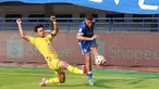 Persib Bandung berhasil menyabet kemenangan dalam laga lanjutan BRI Super League 2025/2026 saat menjamu Persebaya Surabaya di Stadion Gelora Bandung Lautan Api, Bandung, Jumat (12/09/2025). (Bola.com/Erwin Snaz)