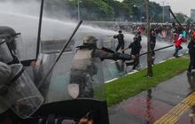 Betrokan Massa dengan Aparat Kepolisian Melebar, Ledakan Bom Molotov dan Gas Air Mata Terdengar Nyaring