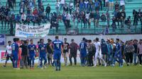 Pendukung PSIS memasuki lapangan meluapkan kekecewaan setelah laga melawan Persebaya di Stadion Moch. Soebroto, Magelang, Jumat (20/9/2019). (Bola.com/Vincentius Atmaja)