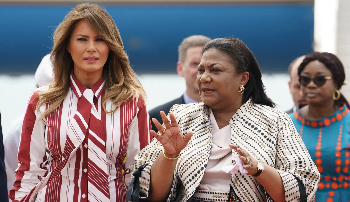 First Lady AS, Melania Trump disambut Ibu Negara Ghana, Rebecca Akufo-Addo setibanya di Bandara Internasional Kotoka, Selasa (2/10). Melania tampil dengan riasan alami dan menanggalkan riasan bergaya smokey yang menjadi ciri khasnya. (AP/Carolyn Kaster)