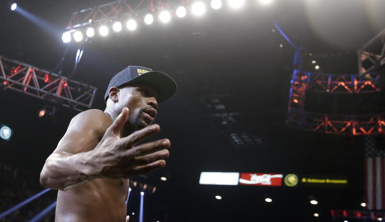 Mayweather Jr. berpose di pinggir ring usai memenangkan megaduel melawan Pacquiao. (AP Photo/Isaac Brekken)