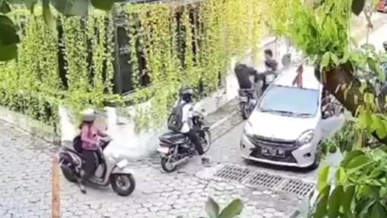 Viral Pengendara Mobil Pukul dan Buang Kunci Motor Korban ke Atap Rumah, Pelaku Ditangkap!