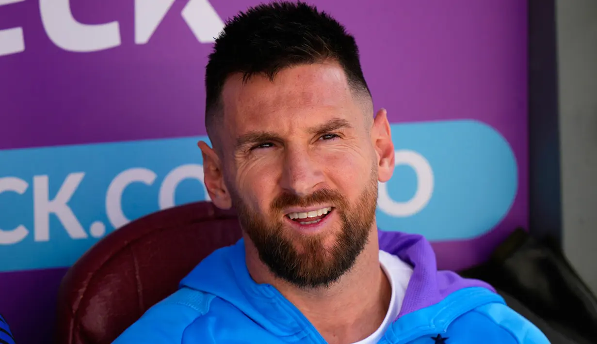 Kendati namanya tidak tertera dalam daftar susunan pemain, Messi tetap duduk bersama jejeran pemain cadangan Argentina. (AP Photo/Juan Karita)