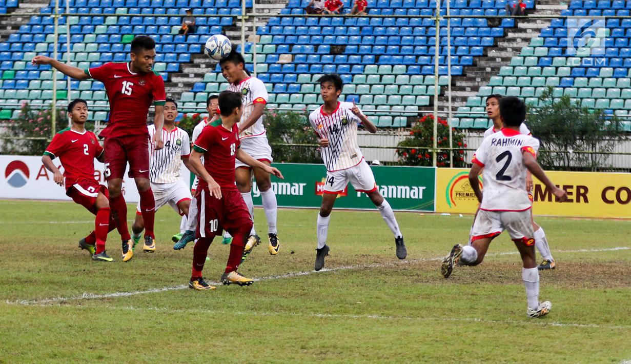 Pemain Timnas Indonesia U-19 berebut bola udara saat bertanding melawan Brunei Darussalam pada laga Piala AFF U-18 di Stadion Thuwunna, Yangon, Myanmar, Rabu (13/9/2017). Indonesia menang 8-0 atas Brunei Darussalam. (Liputan6.com/Yoppy Renato)