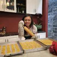 Founder Kue Kering Musiman 'Si Gemeshh' Vallesca Souisa saat membuat kastengel (Foto: Dok. Pribadi)&nbsp;