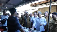 Menteri Perdagangan Zulkifli Hasan atau Zulhas mengunjungi Pasar Pagi di Kabupaten Sambas, Kalimantan Barat pada Senin, (18/12/2023). Dok Kemendag