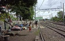 Janji Relokasi Hunian Layak, Warga Bantaran Rel Senen Masih Dihantui Kekhawatiran