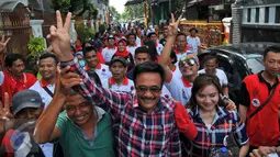 Cagub DKI Jakarta Djarot Saiful Hidayat saat melakukan blusukan di Kebon Bawang, Jakarta Utara, Sabtu (26/11). Djarot juga menjelaskan bantuan transportasi gratis bagi mereka yang lansia dan kurang mampu. (Liputan6.com/Angga Yuniar)