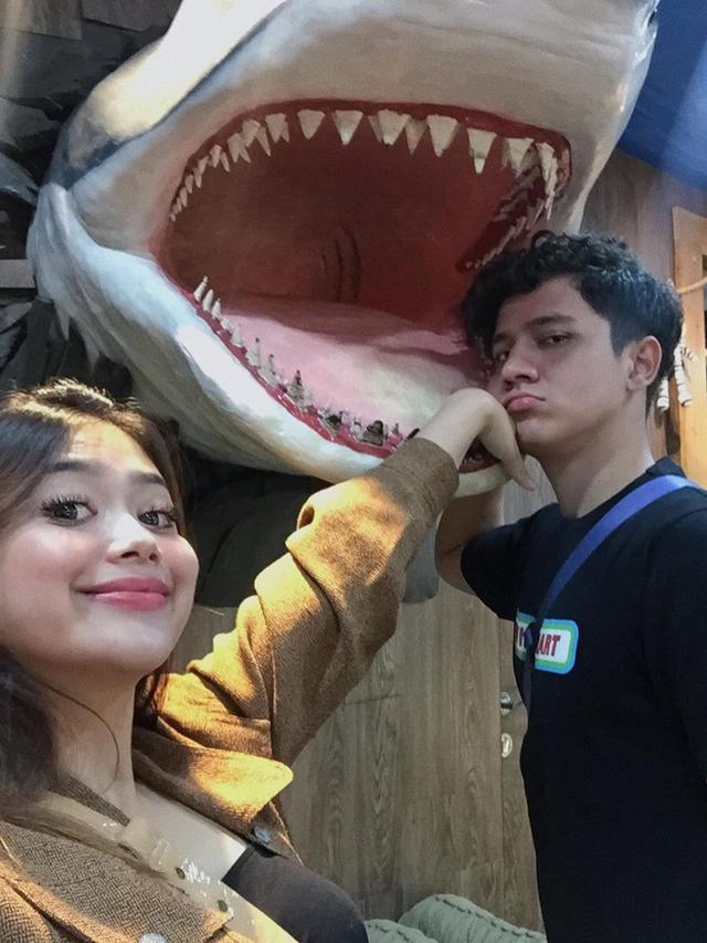 Jarang Terekspos, Ini 6 Momen Manis Reza Alisyahbana 'Cinta Karena Cinta' dan Kekasih