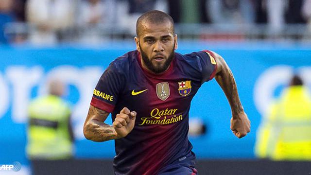 dani-alves-berjuang-130208a