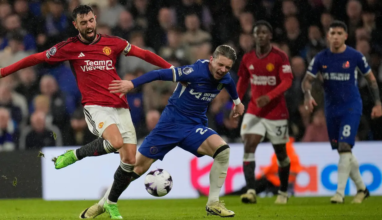 Manchester United yang tampil ngotot berhasil membalik keadaan dan unggul lewat dua gol Alejandro Garnacho (34', 67') dan Bruno Fernandes (39'). (AP Photo/Kin Cheung)