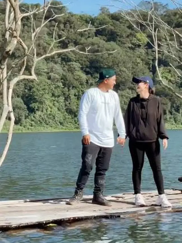 4 Bulan di Bali, Ini 6 Potrret Chelsea Olivia dan Glenn Alinskie Main di Danau