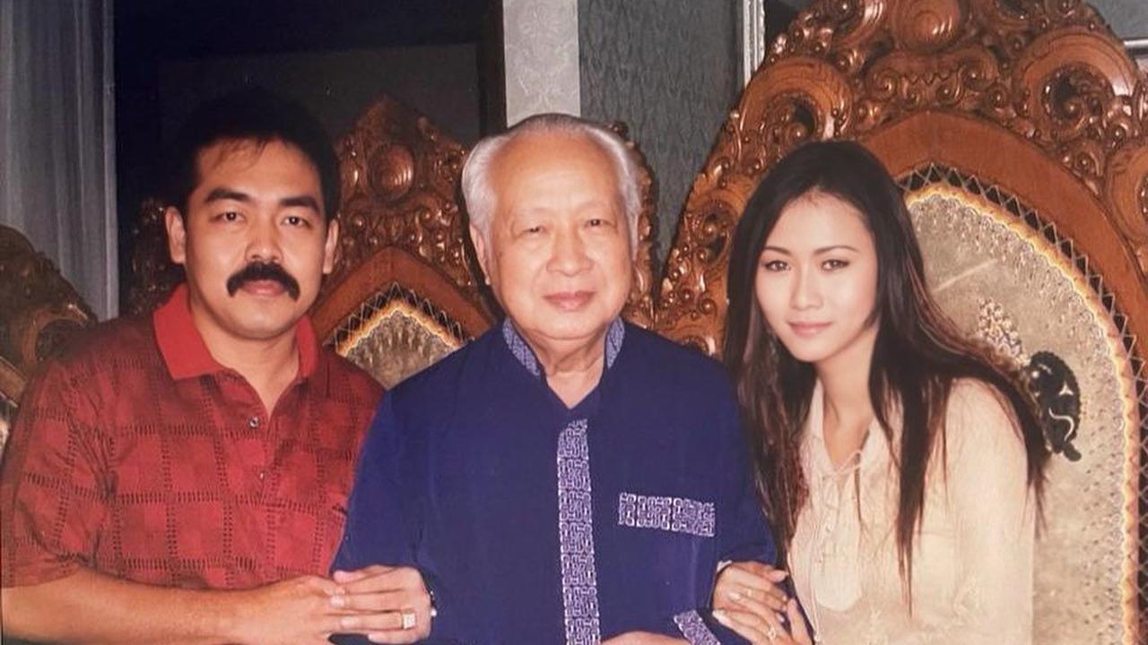 Potret Inul dan Adam Suseno bersama Presiden Soeharto langsung mencuri perhatian netizen. Ada yang salfok dengan sosok Adam Suseno.<br>