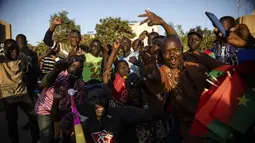 Kerumunan merayakan pengumuman bahwa Letnan Kolonel Paul Henri Sandaogo Damiba mengambil kendali negara di Ouagadougou, Burkina Faso, Senin (24/1/2022). Kudeta berlangsung sehari setelah penembakan di sejumlah barak militer di Ibu Kota Ougadougou dan dekat kediaman Presiden Kabore (AP/Sophie Garcia)