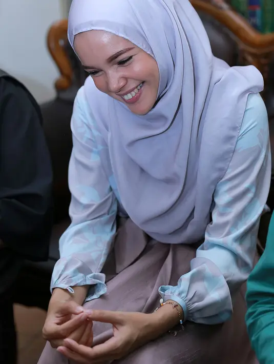 "Belum pak ustaz, saya sama kayak Adhitya Putri, masih murid. Saya masih sangat awam dan harus belajar terus," ungkap wanita dengan senyum manis ini. (Galih W. Satria/Bintang.com)