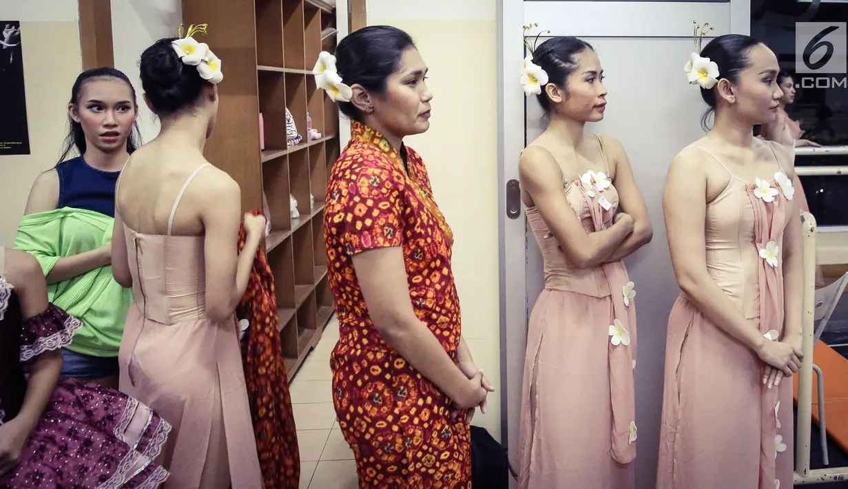 Sejumlah penari balet menyaksikan pertunjukkan saat latihan dancing for the future di Studio Namarina Ballet, Guntur, Jakarta. (Liputan6.com/Fery Pradolo)