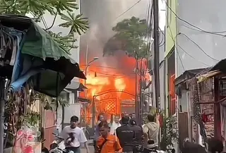 Kebakaran terjadi di tempat pengepulan barang bekas, Jalan Pademangan IV Gang 8, RT 08/02, Kelurahan Pademangan Timur, Kecamatan Pademangan, Jakarta Utara, Selasa (20/1/2026). Terhitung ada tujuh lapak rongsok yang hangus terbakar. (Foto: Tangkapan Layar Sosmed)