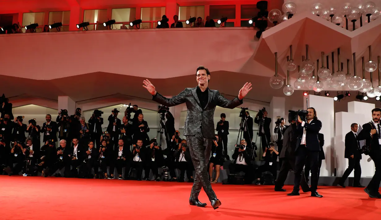 Aktor Jim Carrey berpose saat menghadiri pemutaran film 'Jim and Andy: The Great Beyond' selama Festival Film Venice ke-74 di Venesia, Italia, (5/9). (AFP Photo/Domenico Stinellis)