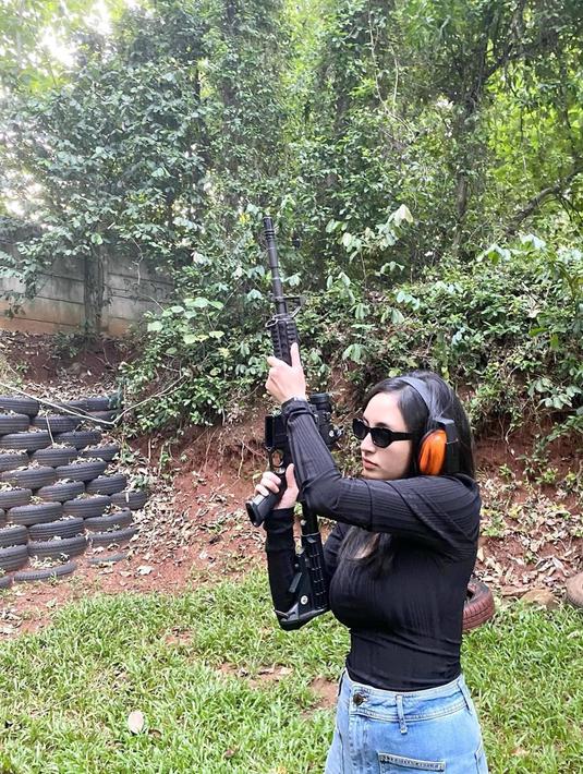 Tampil keren dengan outfit dan kacamata hitam, aksi Valerie ini pun mencuri perhatian banyak netizen. Terlihat keren, banyak netizen yang menyamakannya bak seorang aktris laga yang sedang memegang senjata api. Kalau sudah latihan menembak, para seleb wanita ini memang terlihat keren saat berpose dengan laras panjang. (Liputan6.com/IG/@valtifanka)