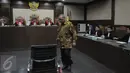 Terdakwa perantara suap Panitera PN Jakarta Pusat Doddy Aryanto Supeno bersiap mendengarkan putusan di Pengadilan Tipikor Jakarta, Rabu (14/9). Doddy divonis 4 tahun penjara dan denda Rp 150 juta subsider 3 bulan kurungan. (Liputan6.com/Faizal Fanani)