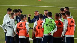 Pelatih Spanyol Luis Enrique (tengah) berbicara kepada para pemainnya selama sesi latihan di La Ciudad del Futbol, Las Rozas de Madrid, Spanyol (8/11/2021). Saat ini timnas Spanyol berada di posisi kedua Grup B Kualifikasi Piala Dunia 2022 dengan koleksi 13 poin. (AFP/Gabriel Bouys)