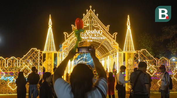 Salah satu pemgunjung sedang mendokumentasikan keindahan di Charming Chiang Mai Flower Festival pada Kamis (11/12/2025). (Bola.com/Bagaskara Lazuardi)