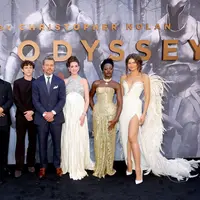 (Dari kiri ke kanan) Charlize Theron, Samantha Morton, John Leguizamo, Tom Holland, Matt Damon, Anne Hathaway, Lupita Nyong'o, dan Zendaya menghadiri pemutaran perdana "The Odyssey" yang dipersembahkan oleh Universal Pictures pada 14 Juli 2026 di New York City. (Mike Coppola/Getty Images for Universal Pictures/AFP)