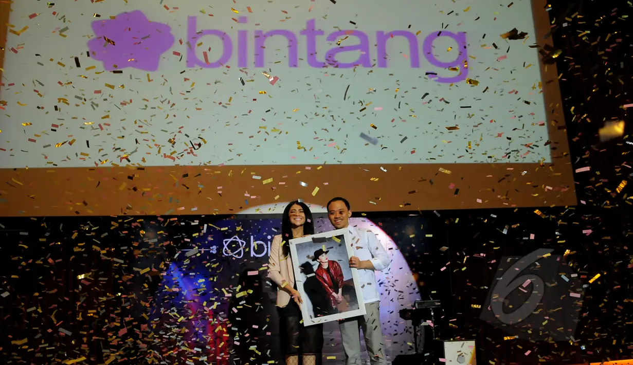 Indah Dewi Pertiwi bersama CEO KMK Online, Adi Sariatmaja saat syukuran Bintang.com di lantai 8 SCTV Tower, Jakarta, Jumat (20/3/2015). (Liputan6.com/Faisal R Syam)