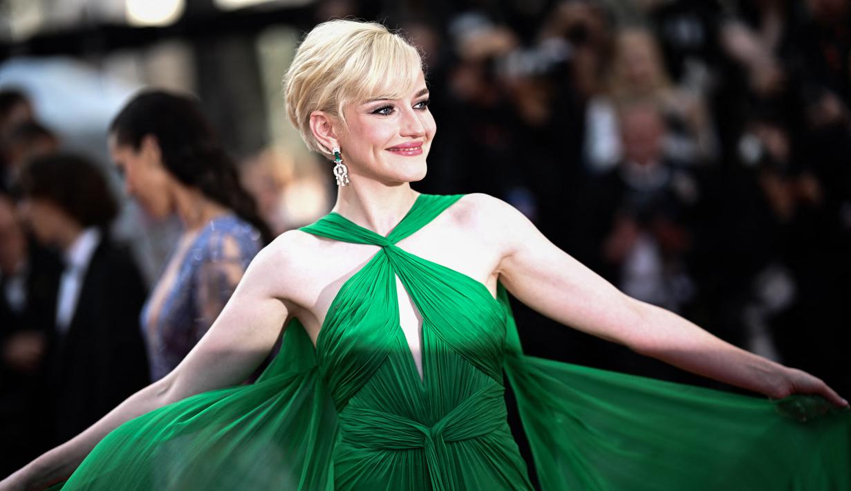 Aktris AS, Julia Garner tiba untuk pemutaran film "Asteroid City" selama Festival Film Cannes edisi ke-76 di Cannes, Prancis selatan, pada 23 Mei 2023. (Photo by LOIC VENANCE / AFP)