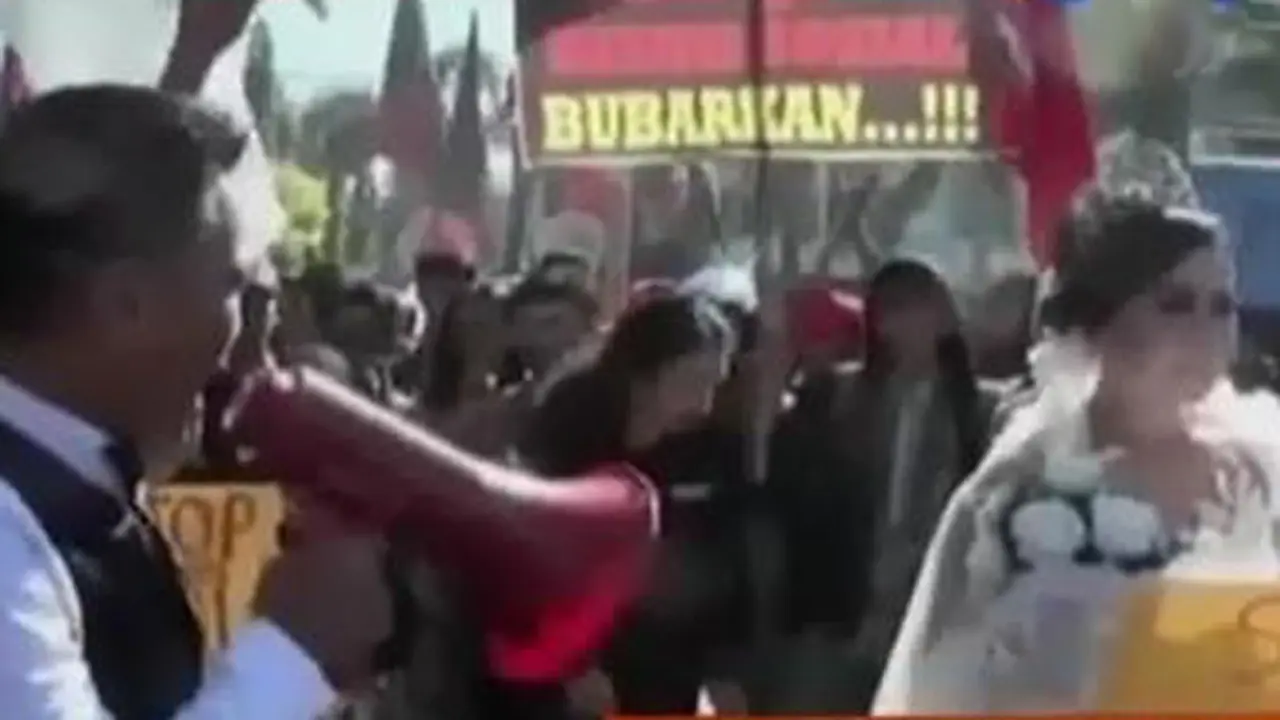 VIDEO: Pasangan Ini Foto Prewedidng Ditengah Aksi Demonstrasi