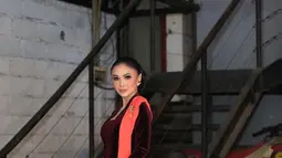 Pelantun “Mengapa Tiada Maaf” menulis status teks ringkas bersama empat foto yang diunggahnya pada Jumat (5/8/2022). “Kutubaru,” tulis Yuni Shara bersama foto tersebut. Baginya, kebaya sebuah fashion statement yang bold. Tak perlu penjelasan panjang lebar. Ribuan orang mengirim tanda hati untuk penampilan Yuni Shara dengan kebaya. (Foto: Dok. Instagram @yunishara36)