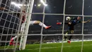 Pemain Inter Milan Matias Vecino (kanan) saat  mencetak gol ke gawang AC Milan dalam laga pekan 28 Liga Italia Serie A di Stadion San Siro, Milan, Minggu (17/3). Inter menggeser Milan dari posisi tiga klasemen. (AP Photo/Luca Bruno)