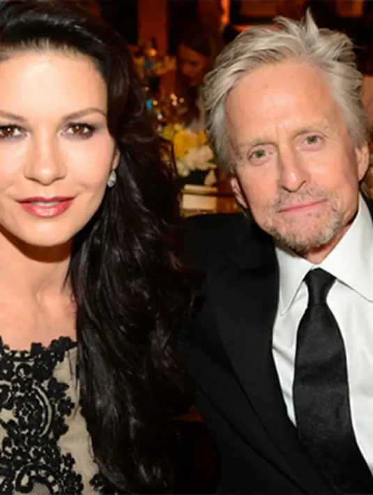 <p>Sang suami, Michael Douglas, pun tak kalah romantisnya. Di media sosial ia mengunggah foto pernikahannya bersama. (Via Instagram/@catherinezetajones)</p>