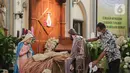 Pekerja melakukan persiapan jelang ibadah Natal, di Gereja Katedral, Jakarta, Senin (20/12/2021). Sejumlah persiapan dan pemasangan dekorasi mulai dilakukan pihak Gereja Katedral untuk menyambut misa dan perayaan Natal. (Liputan6.com/Faizal Fanani)