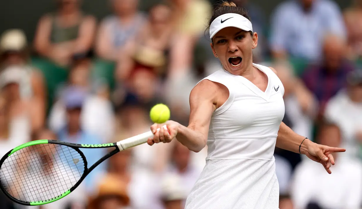Petenis Rumania, Simona Halep mengembalikan bola ke petenis Ukraina Elina, Svitolina pada babak semifinal Wimbledon 2019 di All England Lawn Tennis Club, Kamis (11/7/2019). Mantan petenis putri nomor satu dunia itu berhasil menuju final untuk pertama kalinya di Wimbledon. (WILL OLIVER/POOL/AFP)
