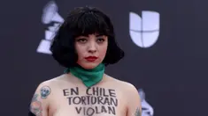Penyanyi Chile Mon Laferte berpose di karpet merah Latin Grammy Awards 2019, MGM Grand Garden Arena, Las Vegas, Amerika Serikat, Kamis (14/11/2019). Mon menuliskan kalimat 'Di Chile mereka menyiksa, memperkosa, dan membunuh' di tubuhnya. (Bridget BENNETT/AFP)