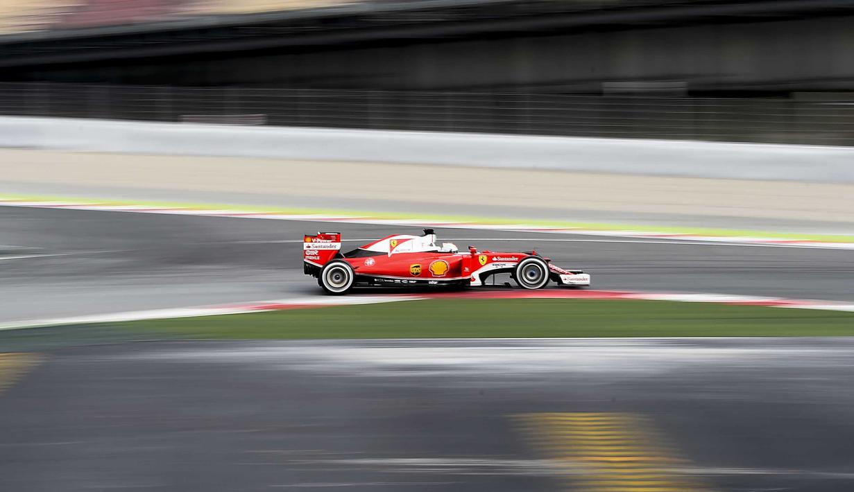 Pebalap Ferrari, Sebastian Vettel  mencatat waktu  1m24,611s pada sesi kedua tes pramusim di Sirkuit Catalunya, Barcelona, Rabu (2/3/2016). Malam WIB. (AFP/Josep Lago)