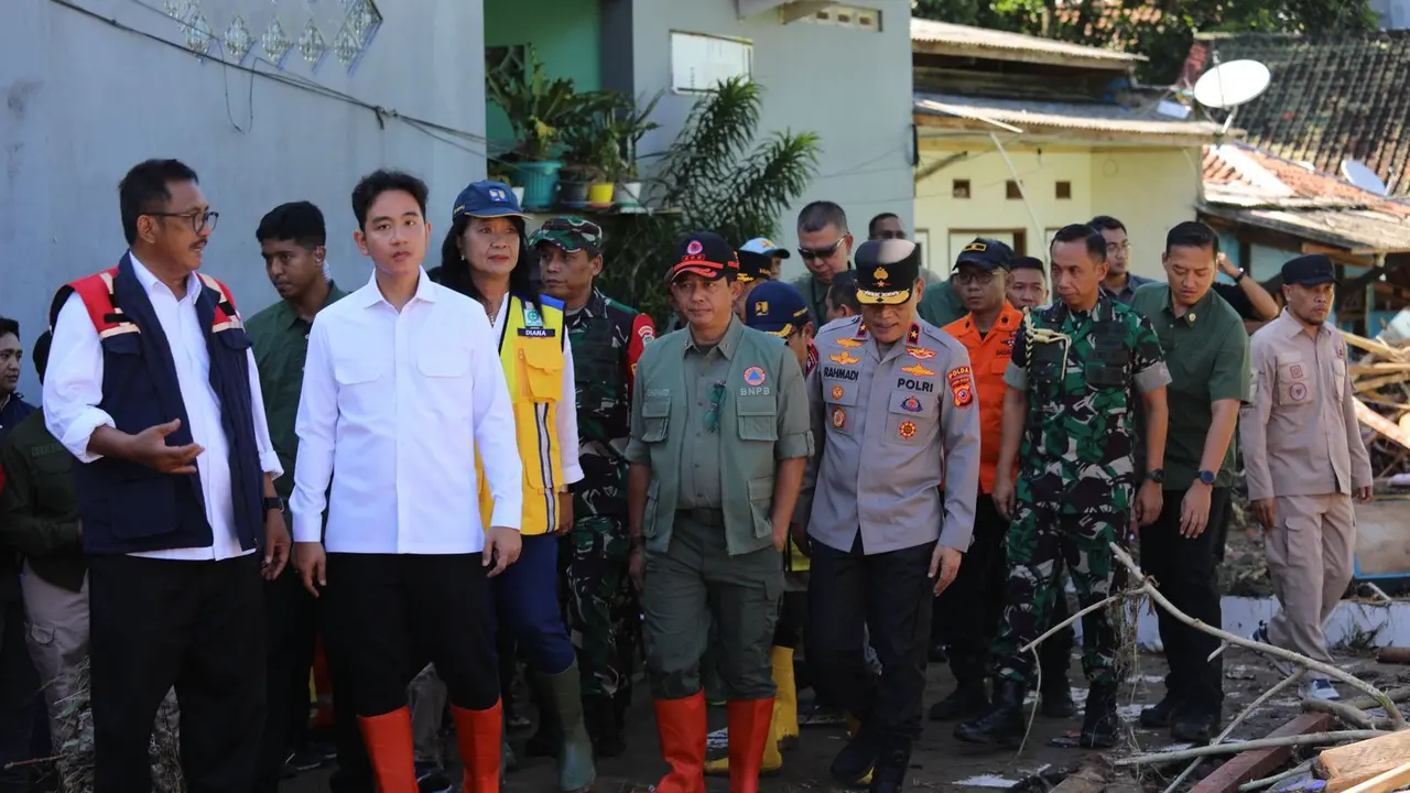 Wakil Presiden Gibran Rakabuming Raka didampingi Kepala BNPB Letjen TNI Suharyanto menyambangi bencana banjir dan longsor di Sukabumi.